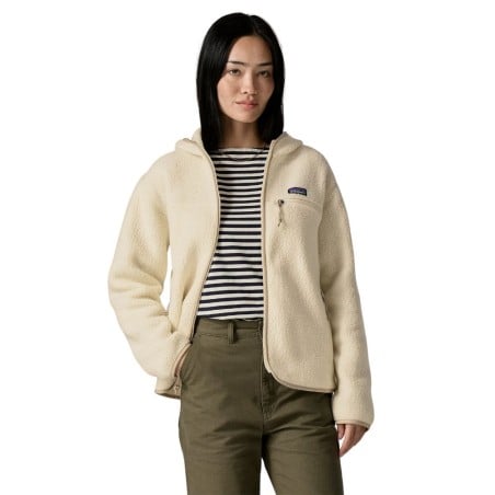 Patagonia Retro Pile Fleece Hoody Damen Natural an Model in Gr. S bei 173 cm Körpergröße