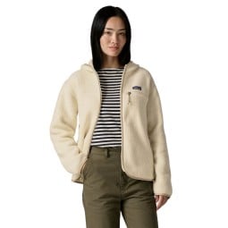 Patagonia Retro Pile Fleece Hoody Damen Natural an Model in Gr. S bei 173 cm Körpergröße