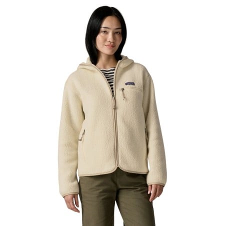 Patagonia Retro Pile Fleece Hoody Damen Natural an Model in Gr. S bei 173 cm Körpergröße geschlossen getragen
