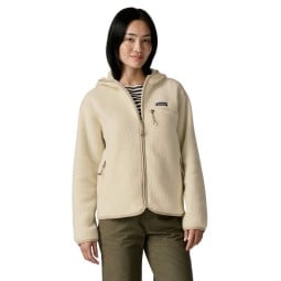Patagonia Retro Pile Fleece Hoody Damen Natural an Model in Gr. S bei 173 cm Körpergröße geschlossen getragen