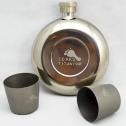 Toaks Titanium 150ml Beispielbild Flachmann mit zwei Shotgläsern