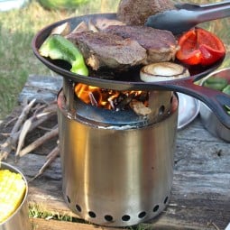 Solo Stove Campfire Holzofen mit Pfanne darauf