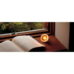 Snow Peak Mini Hozuki LED-Lampe beim Lesen