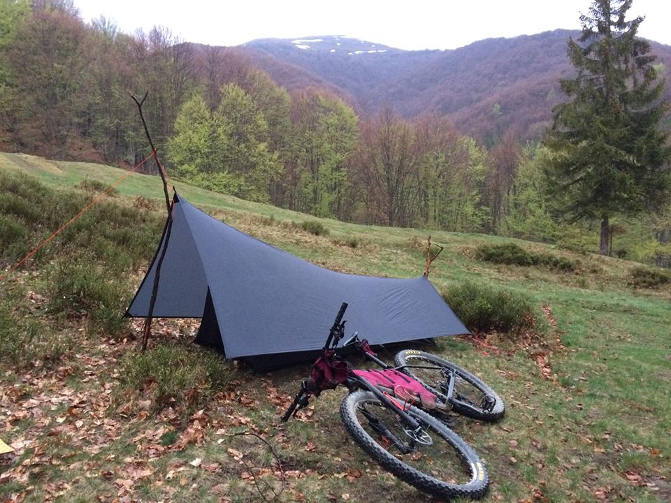 Zeltplatz mit leichtem Tarp