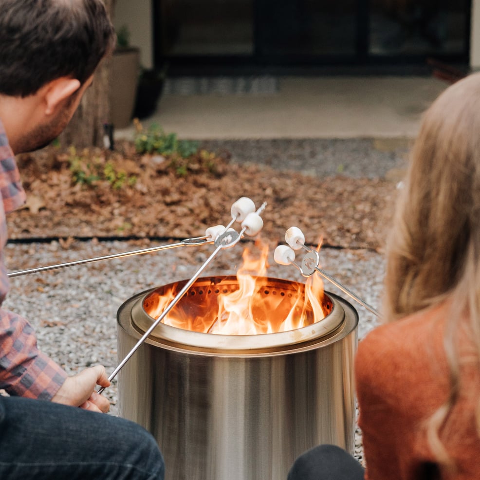 Grillspieße von Solo Stove mit Marshmellows im Einsatz