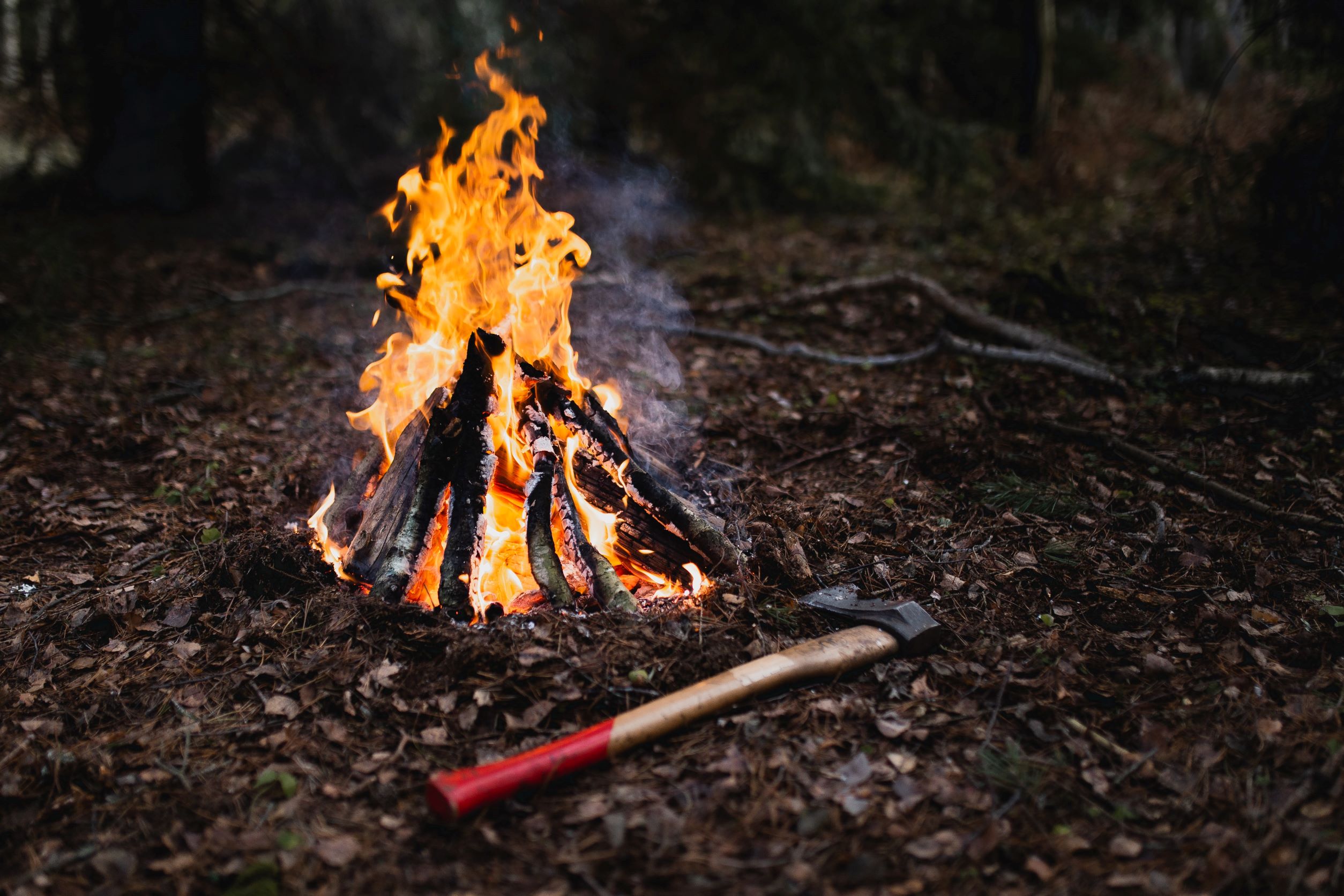 Lagerfeuer mit Axt daneben