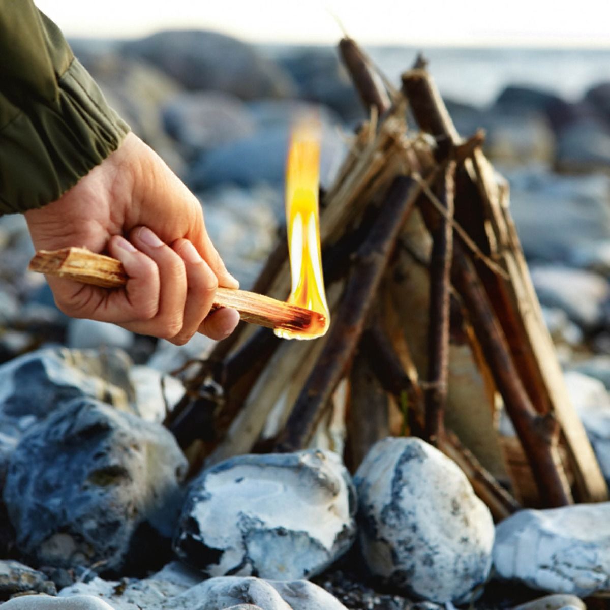 Light My Fire Tinder Stick in Aktion vor einem Pyramiden Lagerfeuer