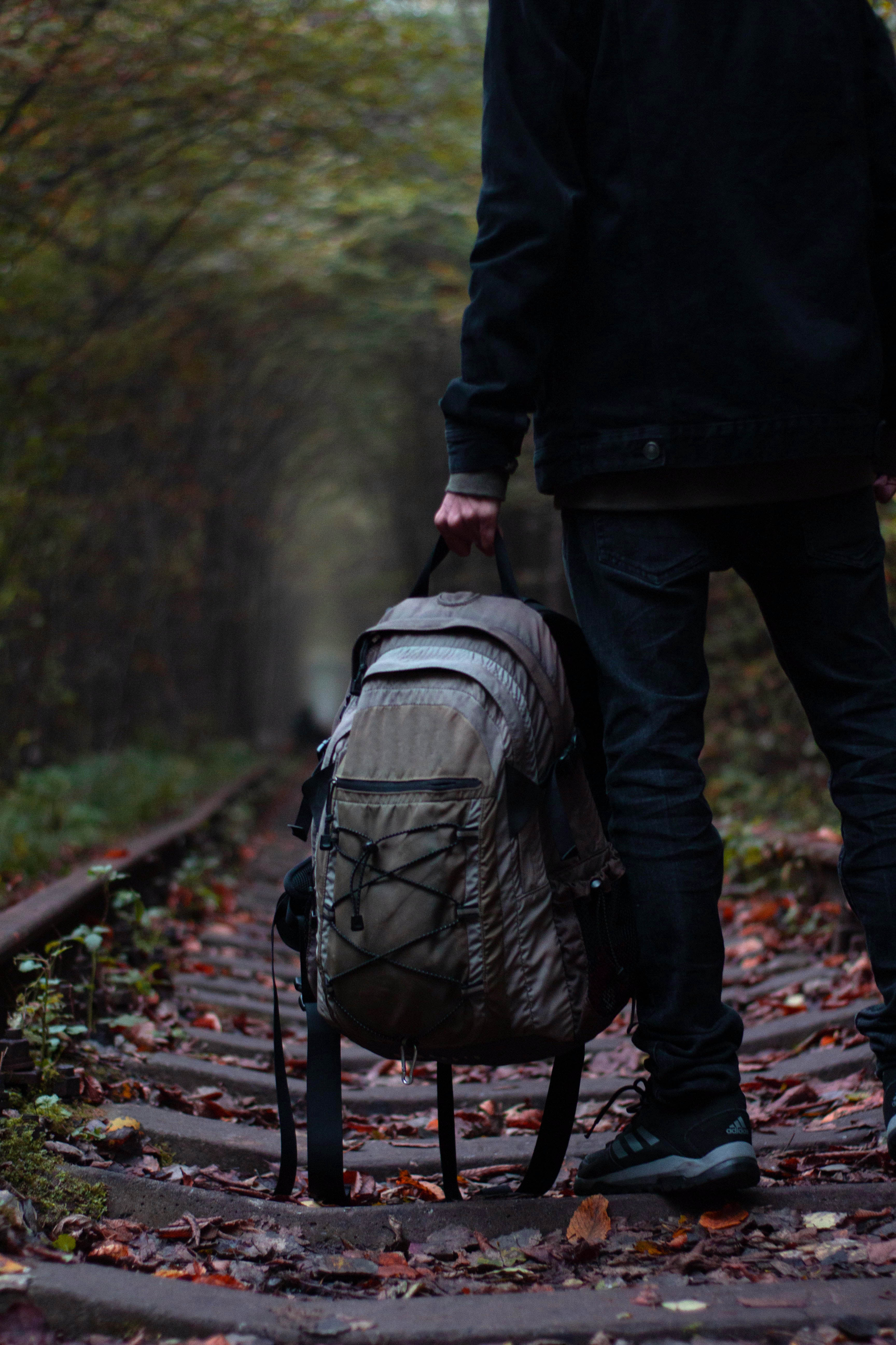 Fluchtrucksack in einer Hand gehalten