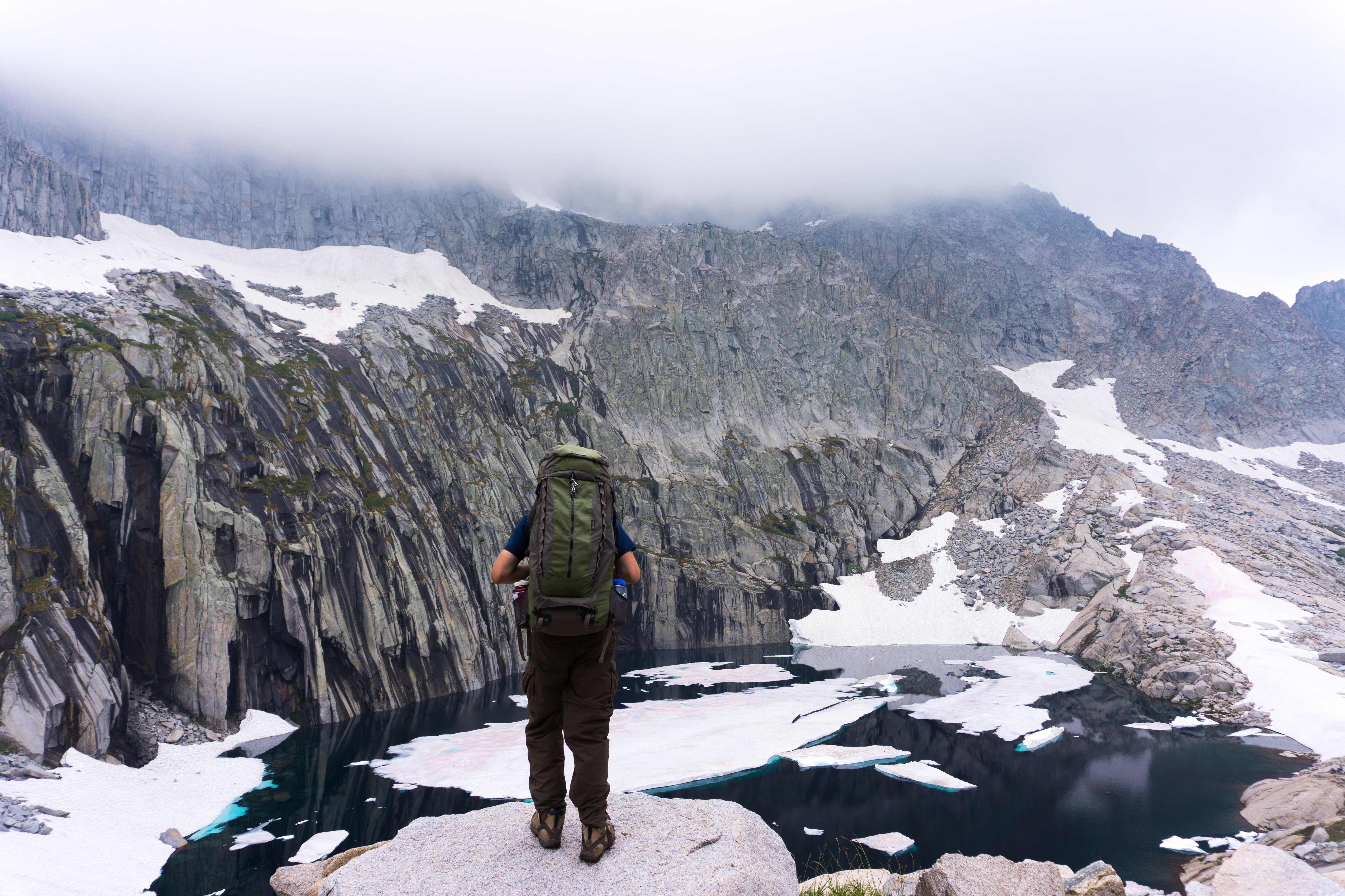 Mit Rucksack auf der Flucht in freier Natur