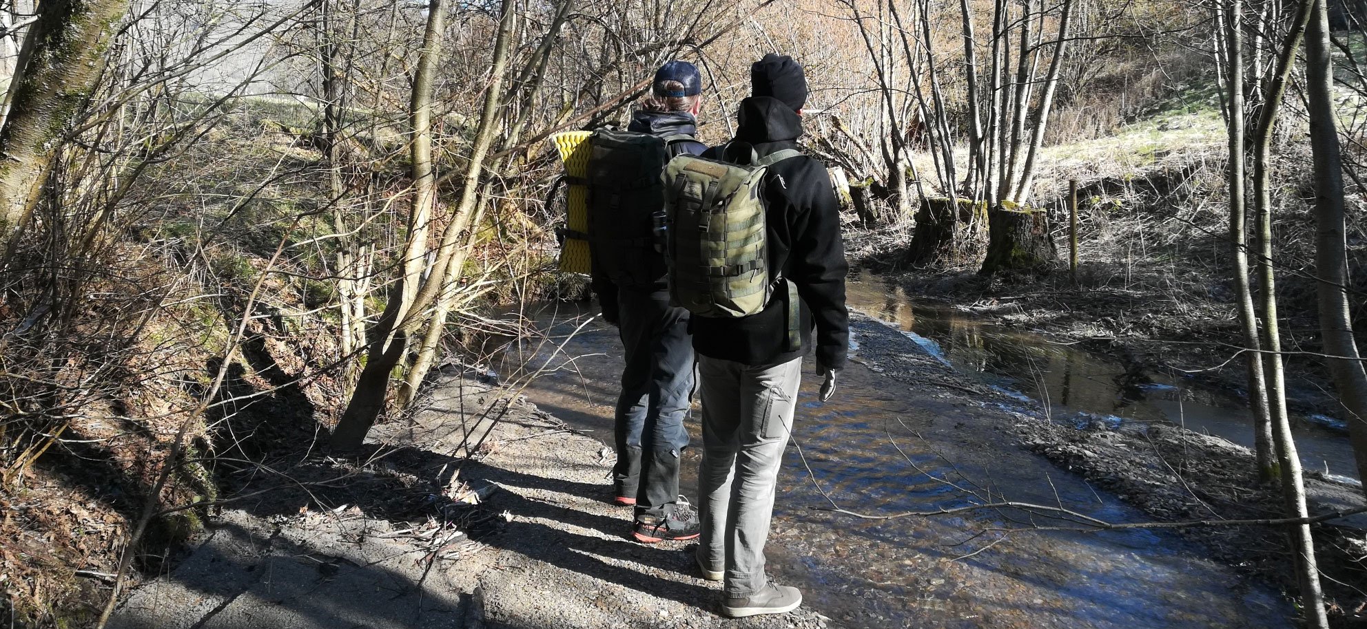 Draußen unterwegs mit robuster Notfallausrüstung