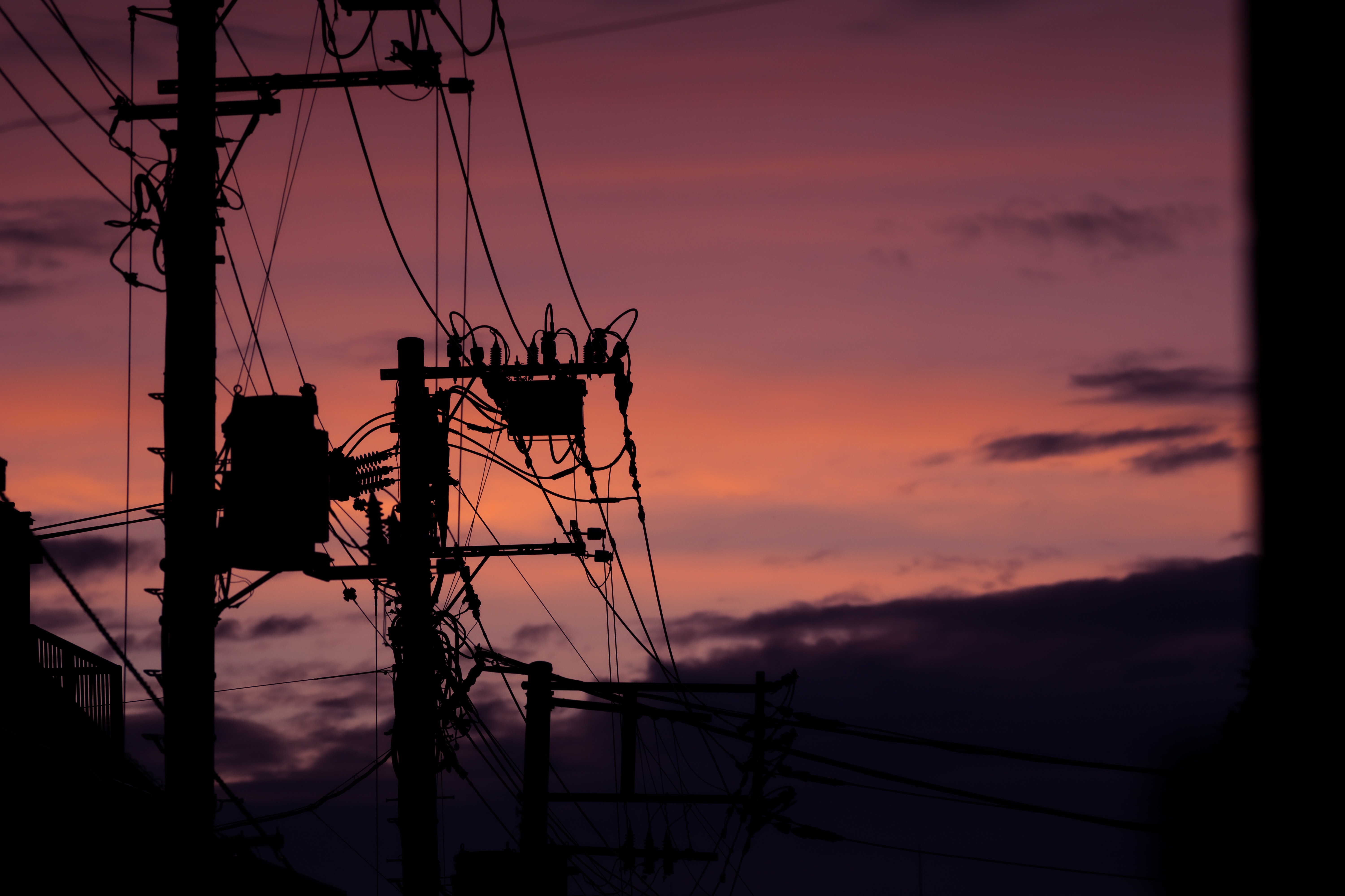 Notfallvorsorge Blackout – Abendliche Szene mit schemenhaften Strommasten