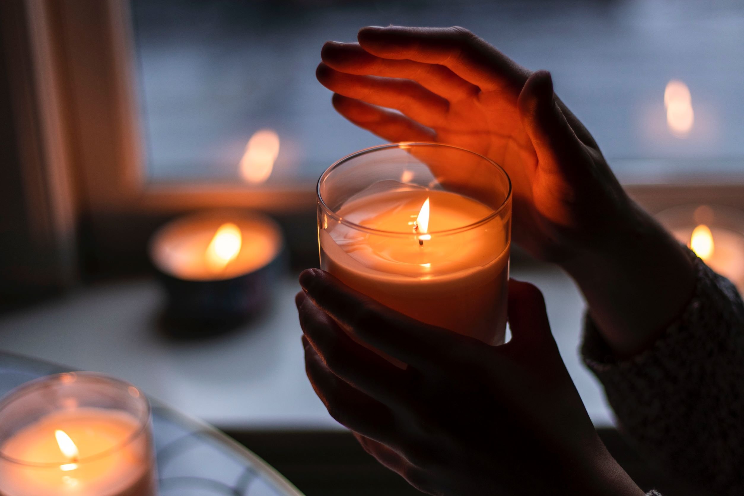 angezündete Kerzen bei einem Stromausfall