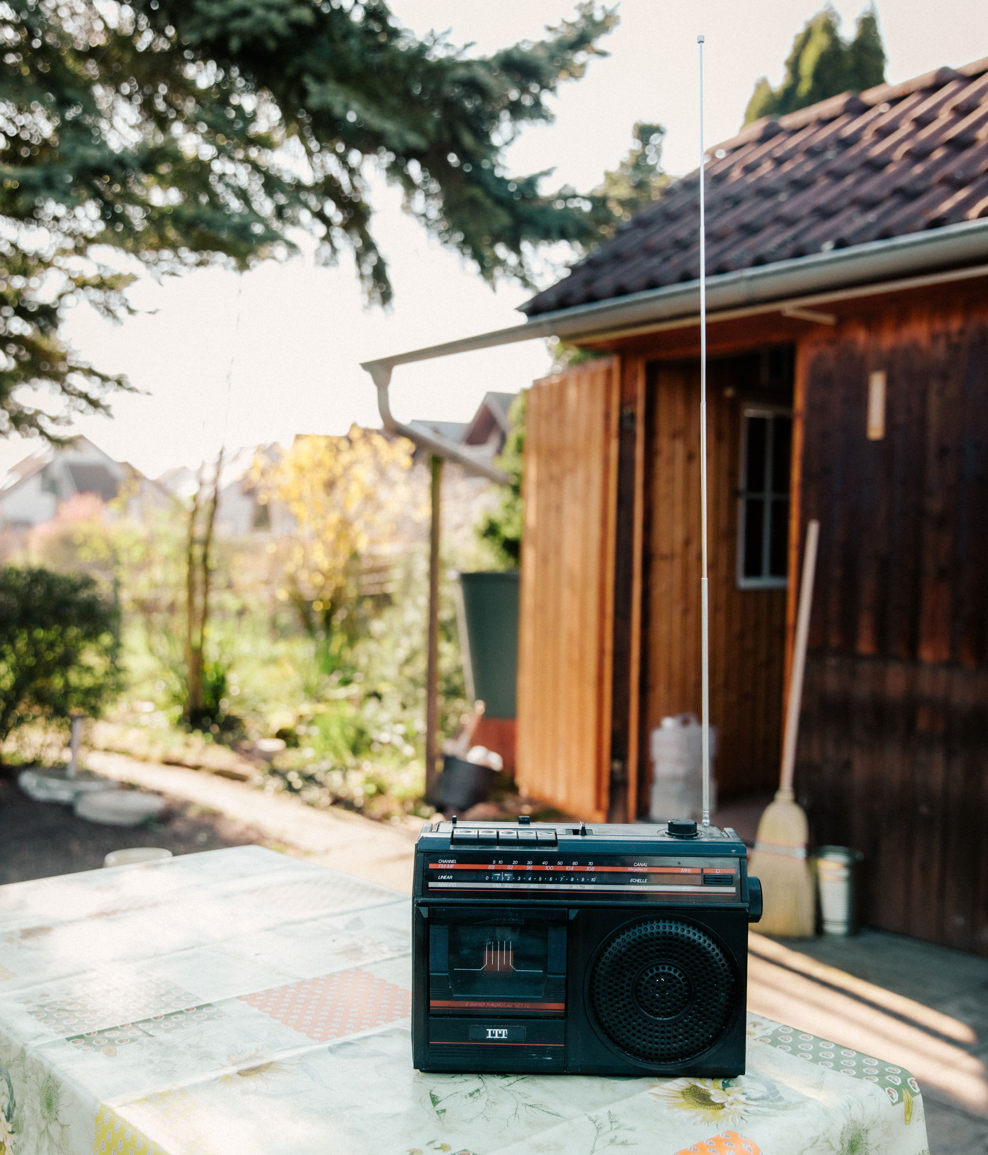 Notfallradio mit Antennen bei einem Stromausfall im Einsatz