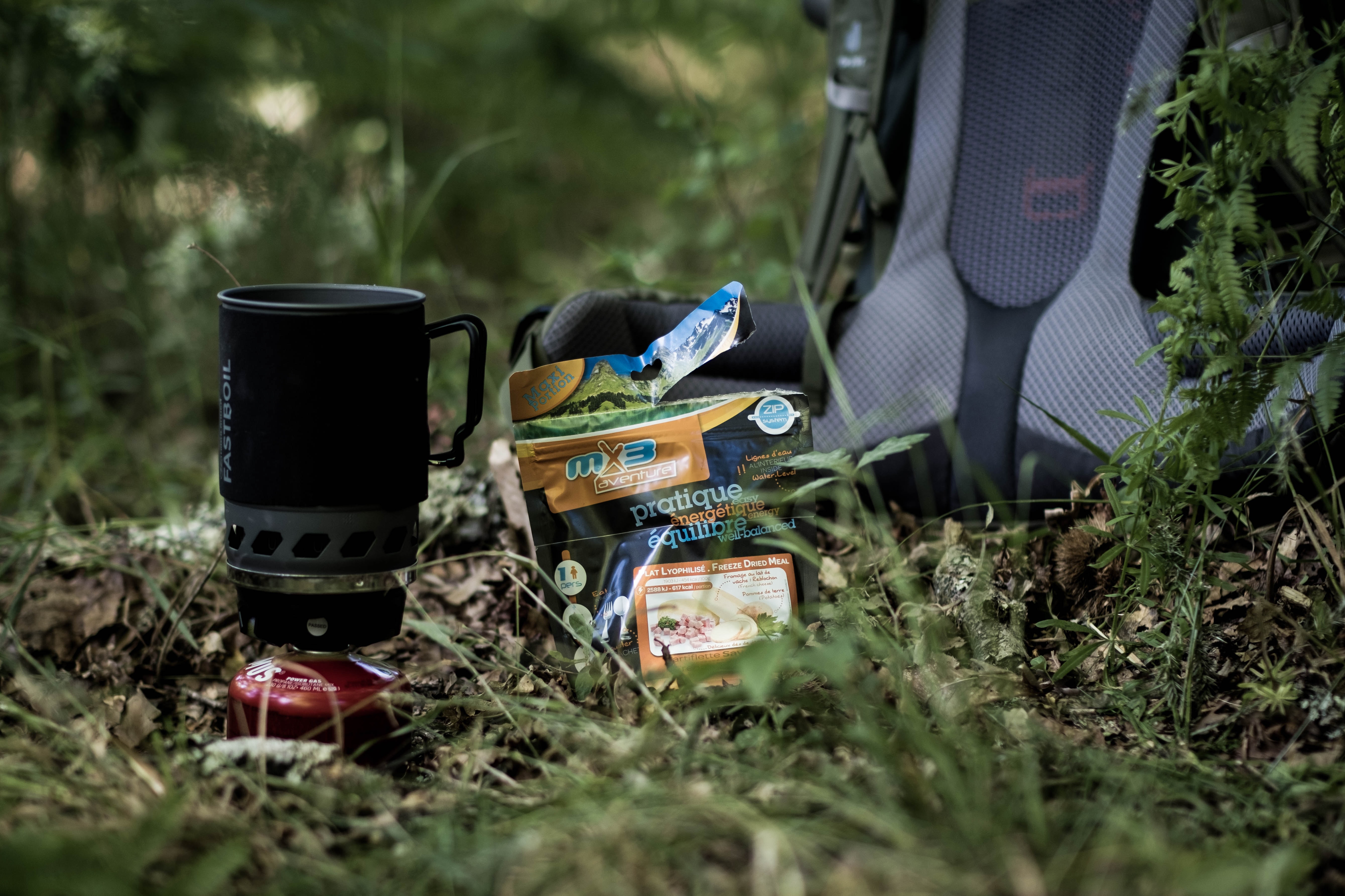 Rucksack mit Equipment daneben