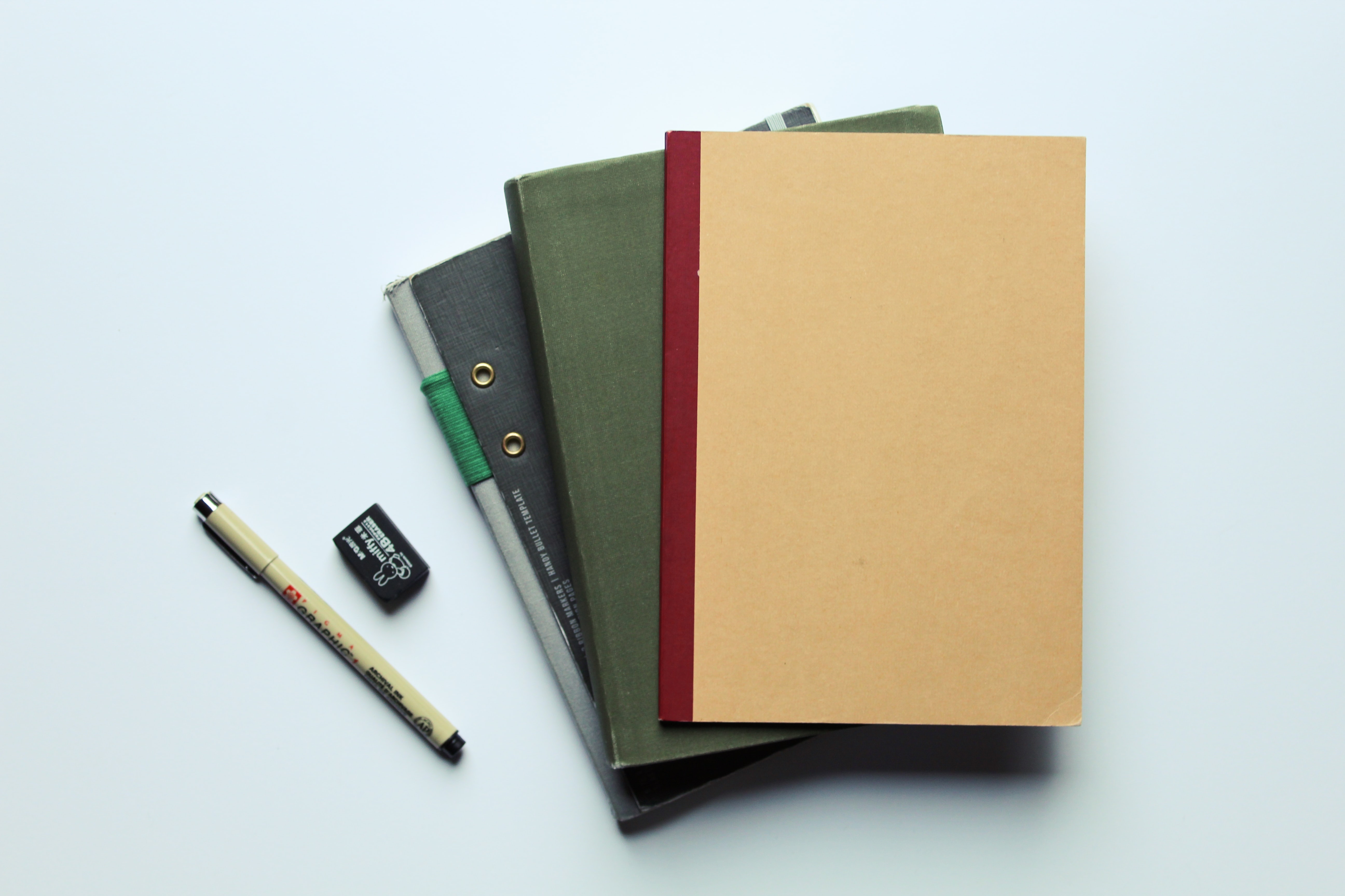 Verschiedene Dokumentenmappen nebeneinander
