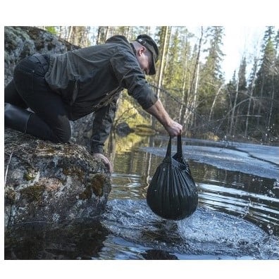 Wasser holen mit dem Savotta Wassersack