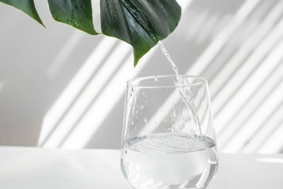 Trinkwasser läuft in ein Glas hinein