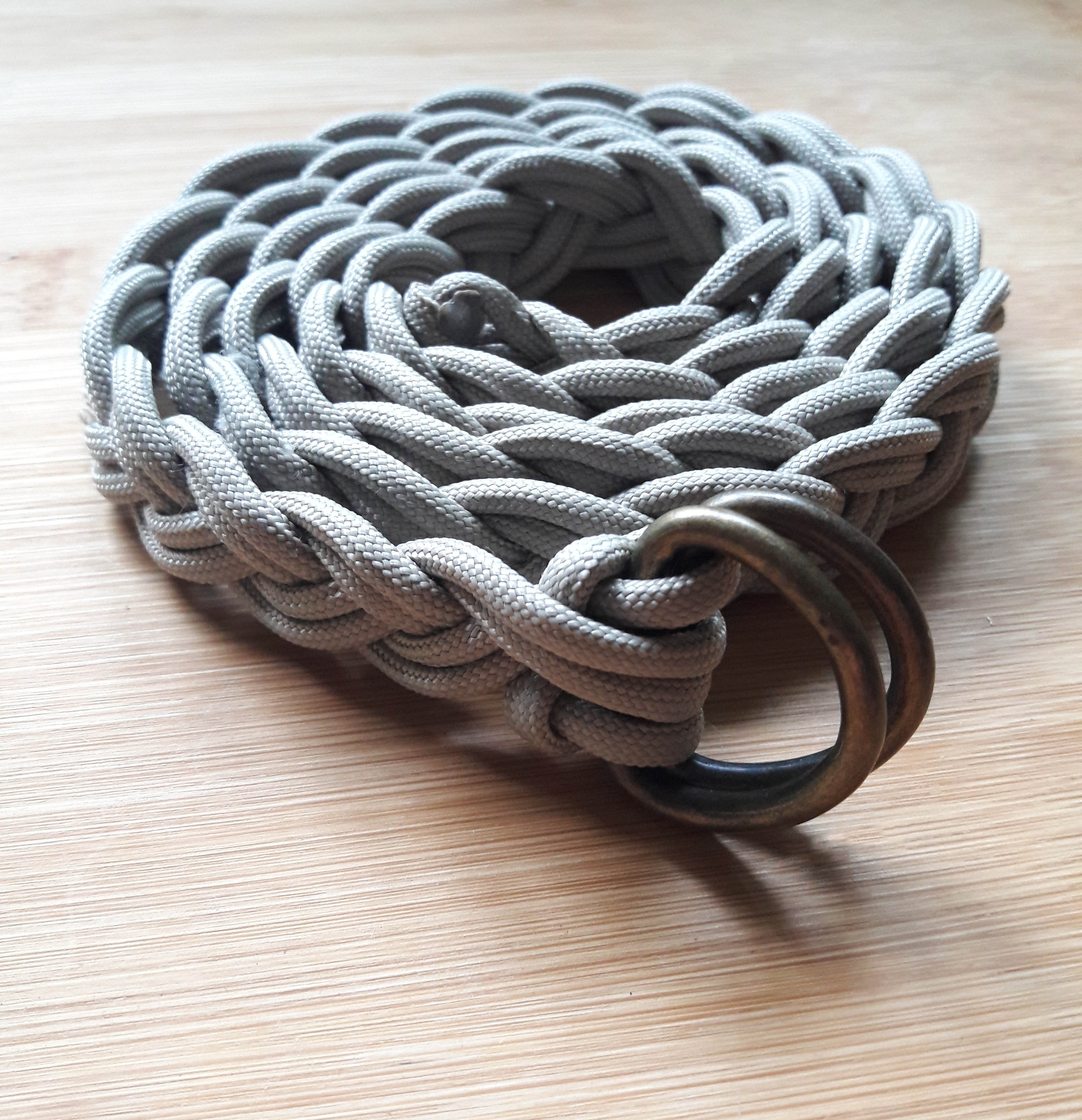 Flechtgürtel aus hellem Paracord fertig