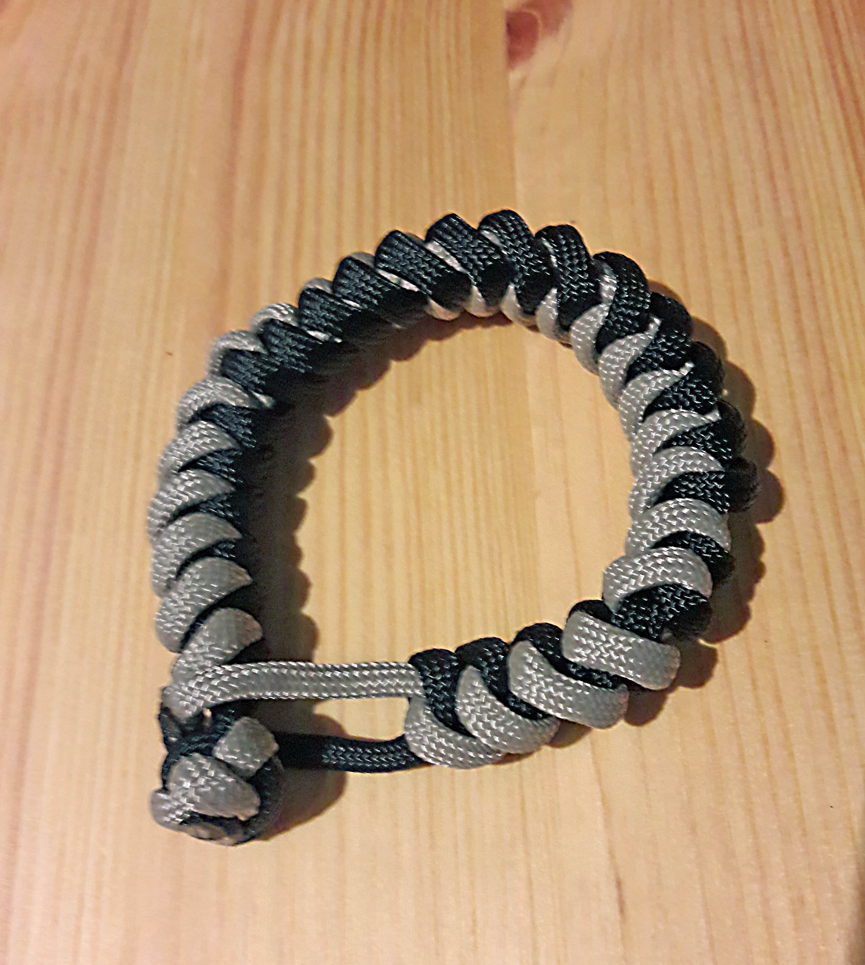 Paracord-Armband selber machen - DIY-Anleitung zum Flechten 