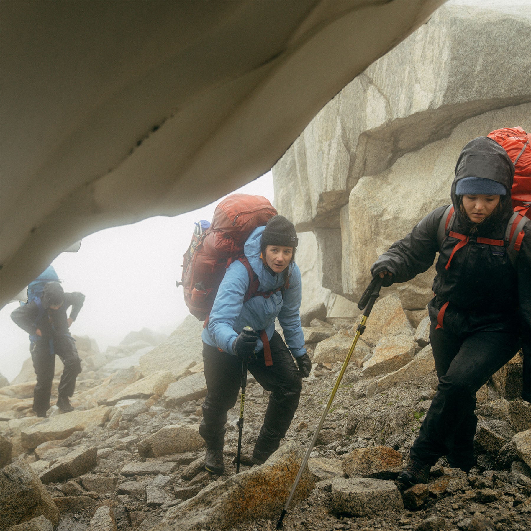 Patagonia Regenjacken mit Trekkingrucksäcken im Einsatz
