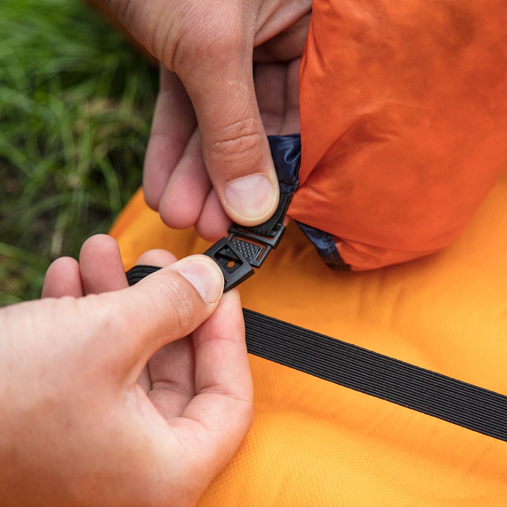 Pad Straps am Enlightened Equipment Enigma Quilt