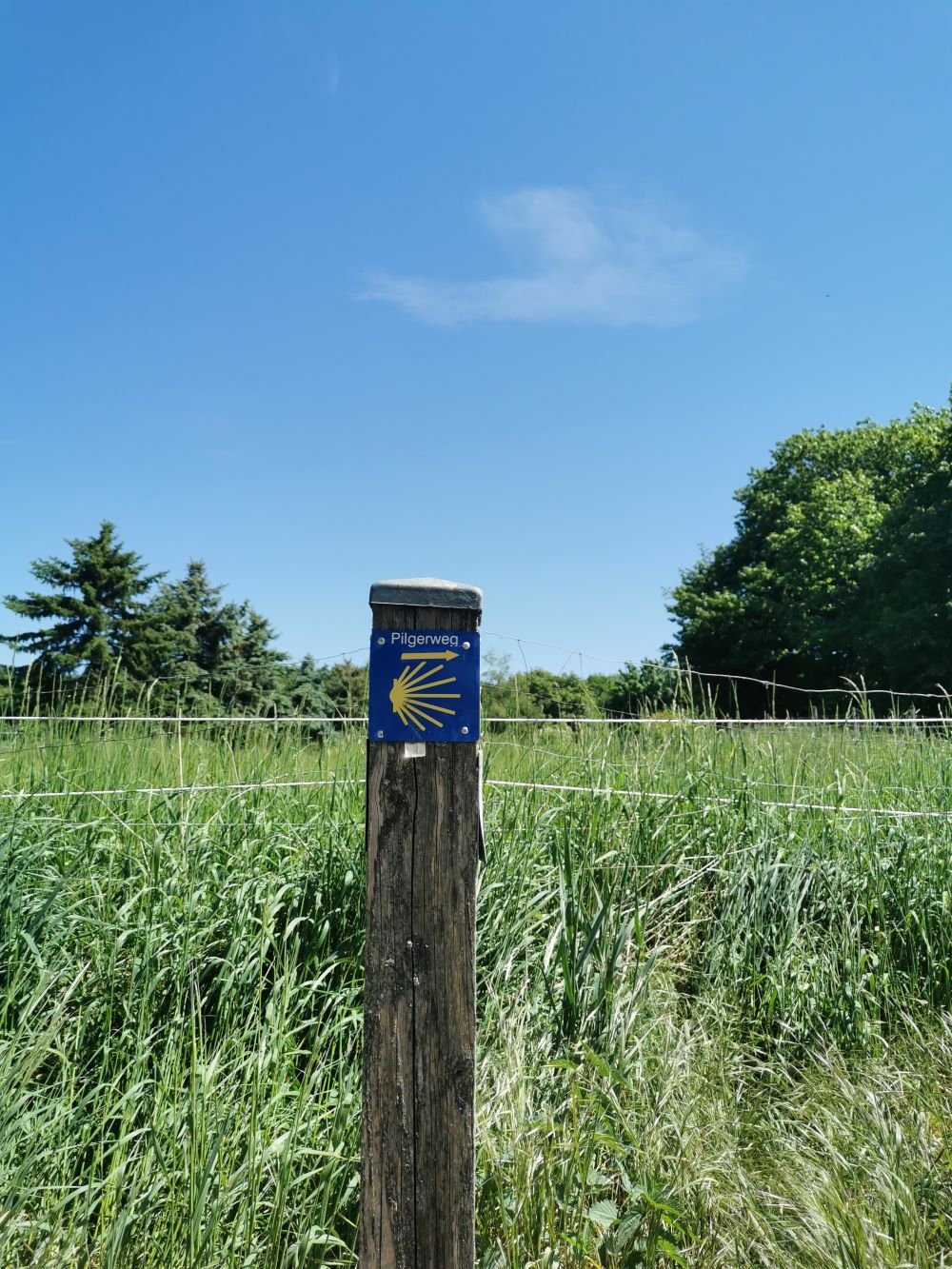 Schild eines regionalen Jakobsweges bei Bonn