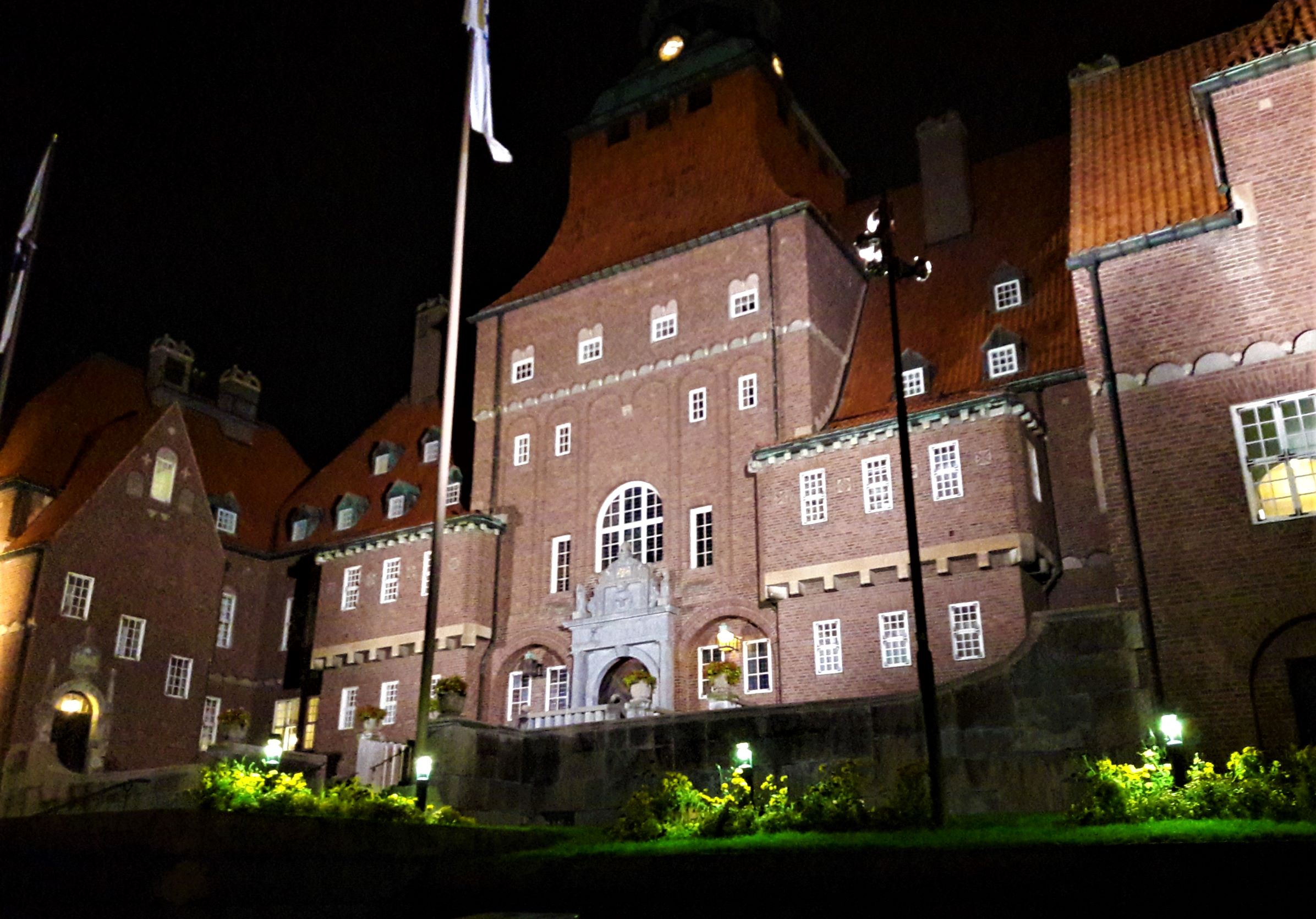 Rathaus mit Nachtbeleuchtung in Östersund