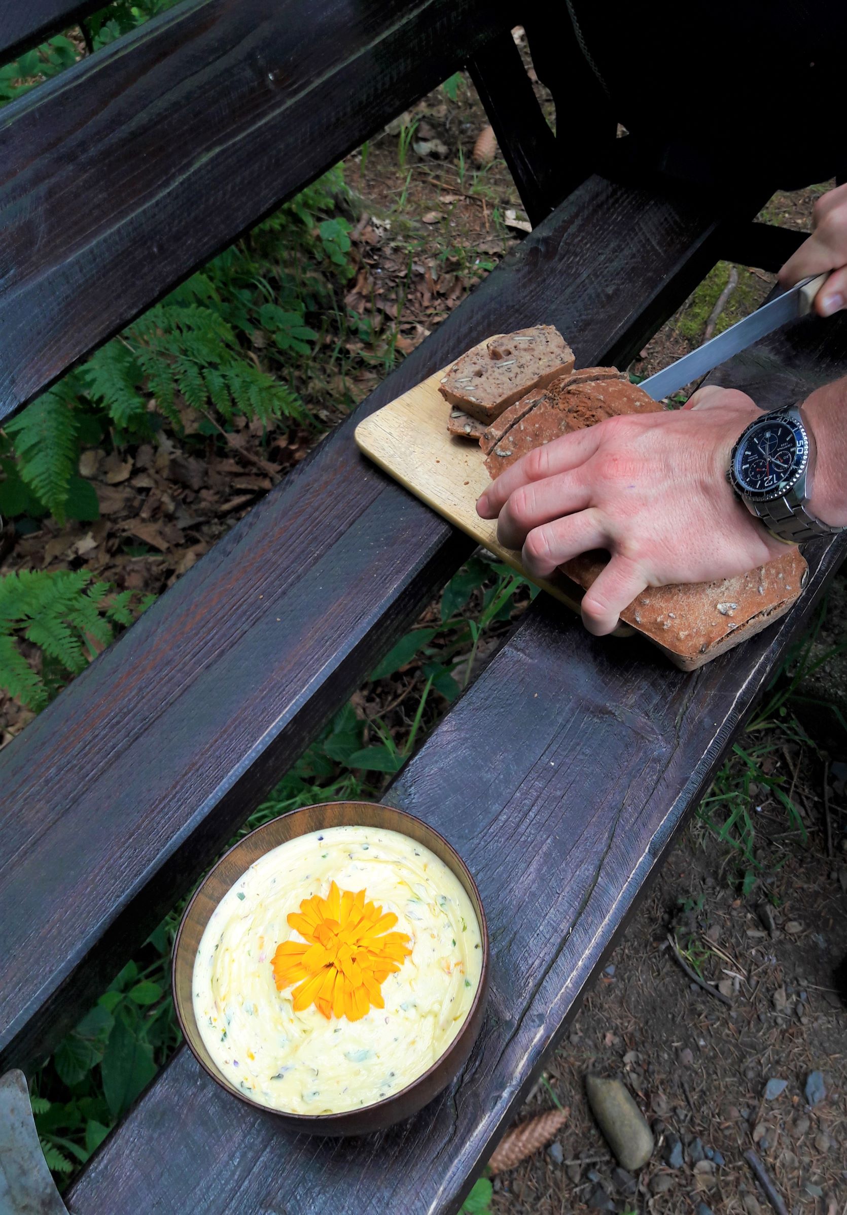 Butter mit Wildblumen und Kräutern