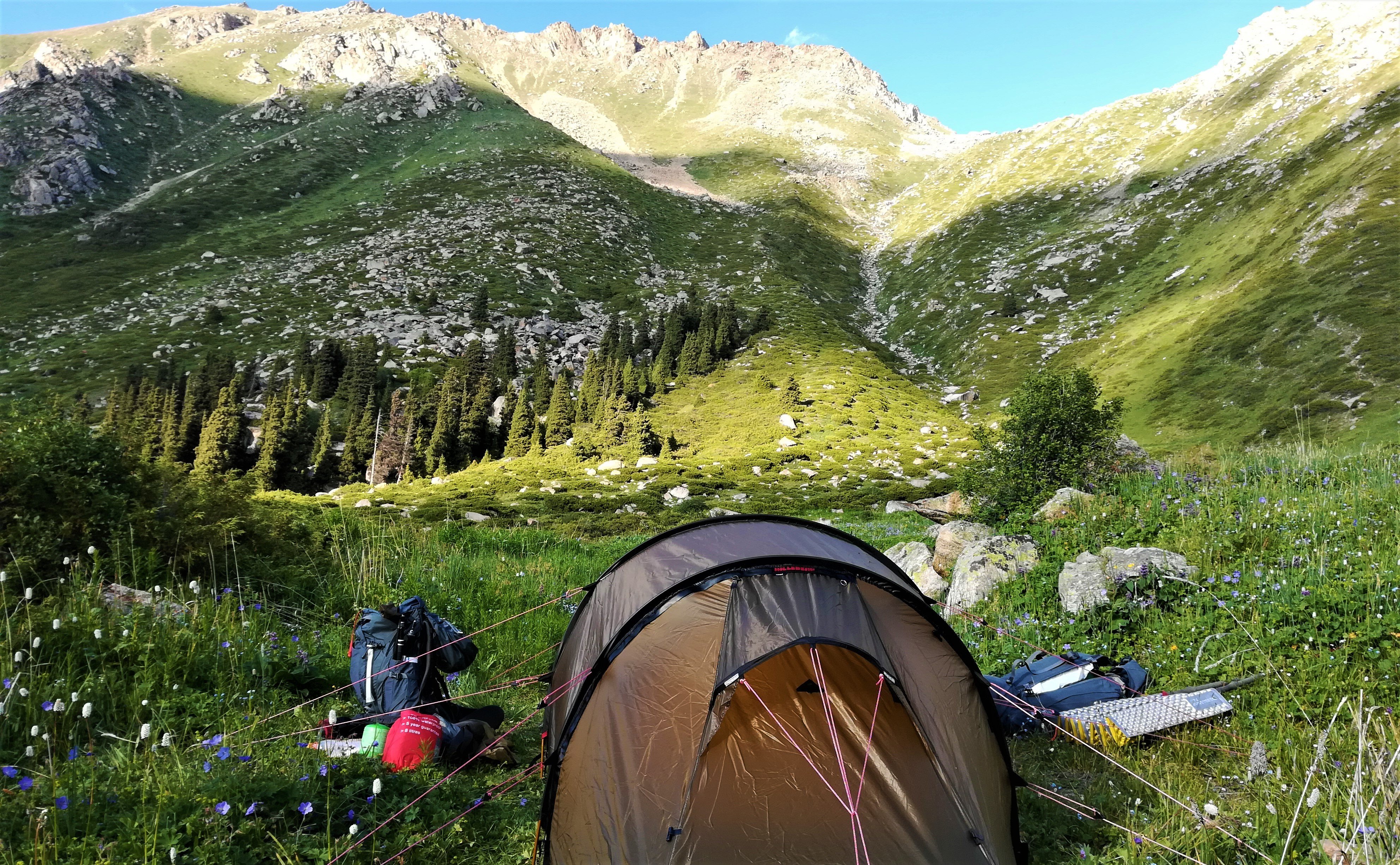 Hilleberg Zelt in malerischer Berglandschaft