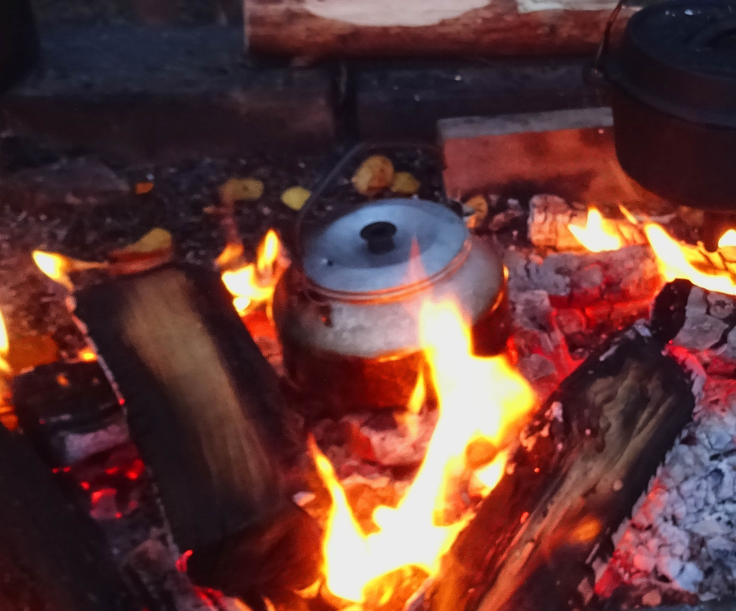 Zubereitung von schwedischem Kochkaffee über dem Feuer