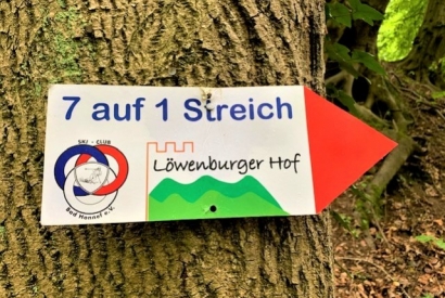 Schild Sieben auf einem Streich